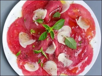 Le carpaccio a été inventé en 1950 par le chef Giuseppe Cipriani pour une cliente qui ne pouvait pas manger de viande cuite.