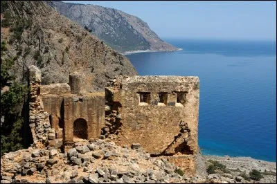 Quelle mer communique avec la mer Ionienne au nord-ouest, et la mer de Crète au nord ?