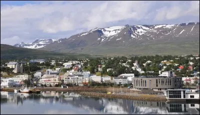 Quel est le deuxième centre urbain de l'Islande, petite capitale du nord ?