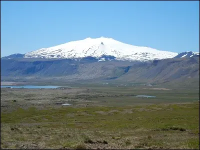 Quel est ce volcan islandais dont Jules Verne a fait le point de départ de son "Voyage au centre de la Terre"?