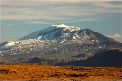 Quel est ce volcan, l'un des plus connus d'Islande et également l'un des plus actifs - sa dernière éruption datant de mars 2000 - dont des légendes faisaient "la porte de l'enfer" ?