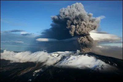 En 2010, l'éruption d'un volcan islandais a duré plusieurs mois et a paralysé un temps le trafic aérien européen. Quel est ce volcan ?