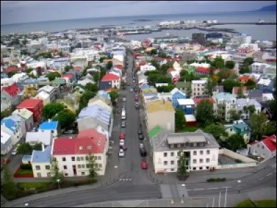 Quelle part de la population de l'Islande vit dans la capitale Reykjavik et son agglomération ?
