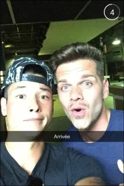 Quelles sont les 2 phrases qui parlent de Timoys dans le feat de Keen'V et Toy Nawaach ?