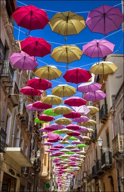Ne pas me confondre avec un chanteur espagnol prénommé Julio ! Je suis une ville italienne située en Sardaigne.