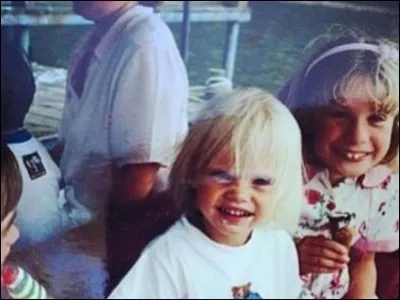 Qui est-ce ?
Indices : cette petite fille est le mannequin du moment, top model fétiche de Karl Lagerfeld.
Date de naissance : 12 août 1992 !