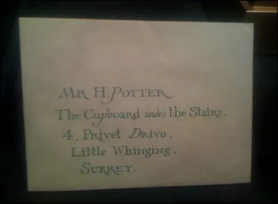 Comment arrive la première lettre destinée à Harry, et qui dit qu'il est admis au collège Poudlard ?