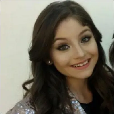 Quel âge a le frère aîné de Karol ?