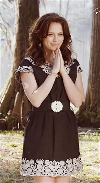 Quel rôle joue Haley au mariage de Peyton et Lucas ?