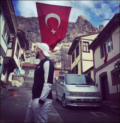 Qui a chanté "La Hella" ?