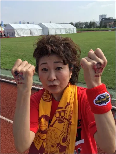 Mayumi Tanaka est un femme connue pour son doublage de Monkey D. Luffy, le héros principal du manga phénomène One Piece ainsi que celle de Krilin dans la saga Dragon Ball.