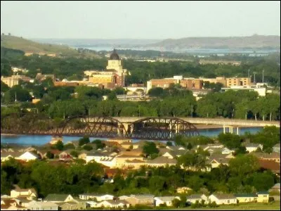 A peine plus peuplée, voici Pierre et ses 14 000 habitants. De quel Etat est-elle la capitale ?