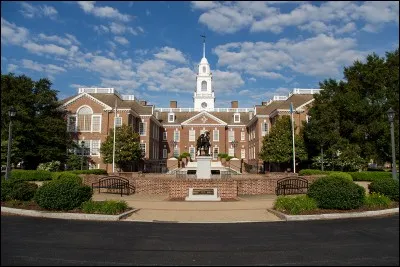 Dover, avec 35 000 habitants, n'est pas la ville la plus importante de son Etat; c'est Wilmington. De quel Etat Dover est-elle la capitale ?