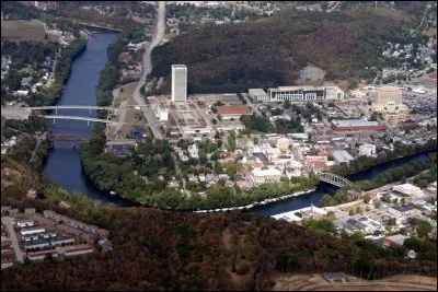 Frankfort, avec ses 25 000 habitants, est beaucoup moins peuplée que Louisville ou Lexington. De quel Etat est-elle la capitale ?