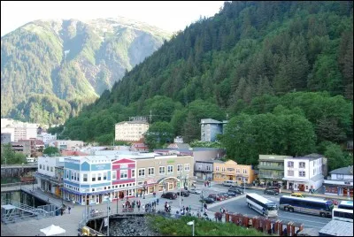 Passons à Juneau, au pied de ses montagnes : avec 30 000 habitants, de quel Etat est-elle la capitale ?