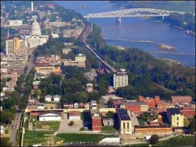Jefferson City, petite capitale d'un Etat peuplé de 6 millions d'habitants, n'en compte que 39 000. De quel Etat est-elle la capitale ?