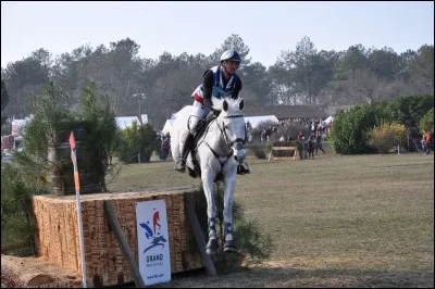 Sur le cross l'équipement obligatoire est...