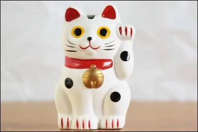 Comment se nomment ces célèbres talismans japonais ?