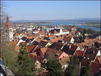 Ptuj est une petite ville de 10 000 habitants, sur la Drave en aval de Maribor. Dans quel pays se trouve-t-elle ?