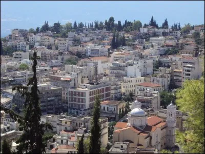 Lamia, est une ville 47 000 habitants, située au pied du mont Othrys, au fond de son golfe qui donne sur la mer Egée. Dans quel pays se trouve-t-elle ?