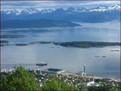 Molde est une ville de 20 000 habitants, située sur une péninsule en bordure du Fannefjord. Dans quel pays se trouve-t-elle ?