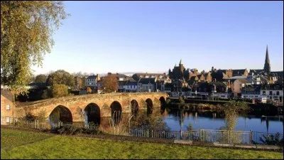 Dumfries, qui compte 38 000 habitants, se situe tout près des rives du Solway Firth. Dans quel pays se trouve-t-elle ?