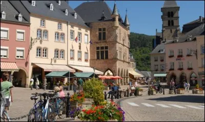 Echternach, petite ville de 5 300 habitants dans la vallée de la Sûre, affluent de la Moselle qui marque la frontière entre deux pays européens. Dans quel pays se trouve-t-elle ?