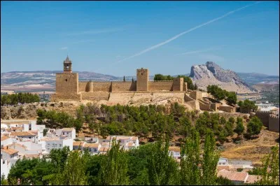 Antequera est une ville de 44 000 habitants, à la fondation ancienne, située à plus de 500 m d'altitude dans une grande province du sud de l'Europe. Dans quel pays se trouve-t-elle ?