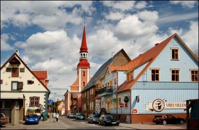 Parnü, peuplée de 40 000 habitants, est une ville touristique et station balnéaire dans golfe de la mer Baltique. Dans quel pays se trouve-t-elle ?