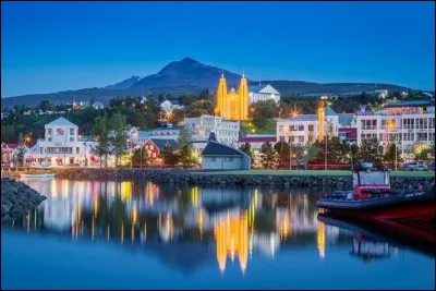 Akureyri ne compte que 17 000 habitants mais c'est la principale ville de la partie nord de ce pays. Dans quel pays se trouve-t-elle ?