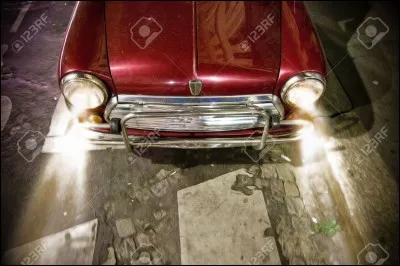 En voiture, le conducteur roule beaucoup trop vite.