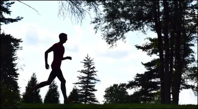 Guillaume _____ pour sa santé, il adore ça !