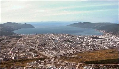 Cette ville russe est bordée par la mer d'Okhotsk : quel est son nom ?