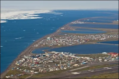 Sur quelle mer se trouve la petite ville étatsunienne de Barrow ?