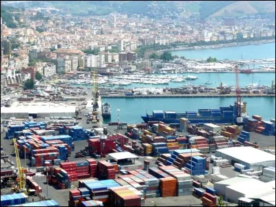 Cette ville italienne est bordée par la mer Tyrrhénienne : quel est son nom ?