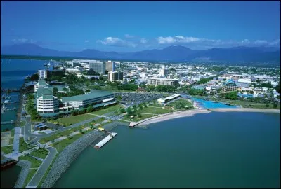 Sur quelle mer se trouve la ville australienne de Cairns ?