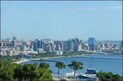 Sur quelle mer se trouve la ville de Bakou ?