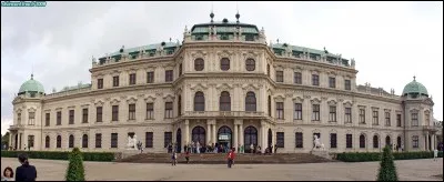 Dans quel château a-t-elle grandi ?