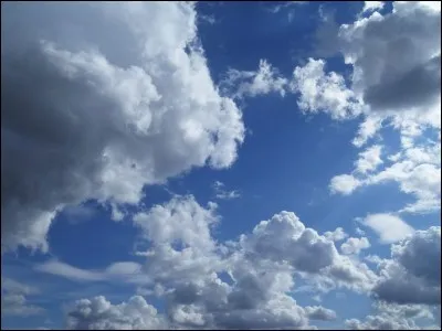 Je vois les nuages dans le ciel.