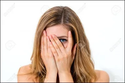 Alice est une petite fille timide et gentil.