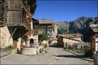 Perché à 2 042 mètres d'altitude, Saint-Véran (Hautes-Alpes) est le plus haut village d'Europe. Il se situe dans la région naturelle ...