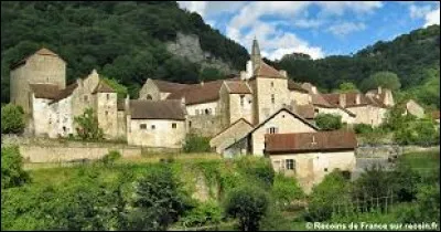 Classé Plus Beaux Villages de France, Baume-les-Messieurs (Jura) s'étire dans le fond ...