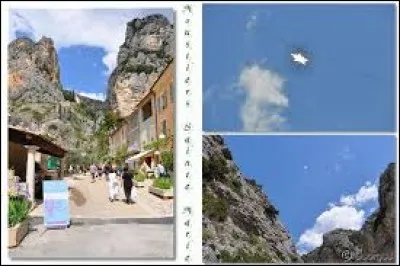 Moustiers-Sainte-Marie, Plus Beaux Villages de France des Alpes-de-Haute-Provence, dans le parc naturel régional du Verdon, est réputé pour ...