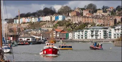 Ville de 430 000 habitants au sud-ouest de l'Angleterre sur la rivière Avon, proche du pays de Galles, elle a connu son essor grâce aux colonies et à l'esclavage. Souvent citée comme une ville où il fait bon vivre, culturellement dynamique, elle est le berceau de la musique trip-hop. C'est :