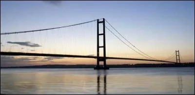 Ville de 260 000 habitants, située sur la côte nord-est de l'Angleterre, sur l'estuaire de la Humber. Grand port de pêche et de commerce, gravement endommagé par la Deuxième Guerre mondiale, puis en déclin constant depuis. Elle revit un peu et est ville de la culture 2017 :