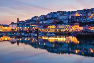 Ville du sud-ouest de l'Angleterre de 250 000 habitants. Port de commerce et de passagers, chantiers navals, arsenal, tourisme, la ville est située dans le Devon et à proximité des Cornouailles. Il s'agit de :