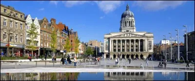 Ville des Midlands de 300 000 habitants, située à peu près au centre de l'Angleterre, au riche passé médiéval puis industriel varié : textile (dentelle), pharmaceutique, tabac. Également ville de la littérature, elle est connue pour Robin des Bois :