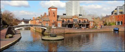 Deuxième ville du pays comptant 1 million d'habitants, à l'accent très particulier. Ville au cœur de la révolution industrielle, on y trouve de nombreux canaux. C'est :