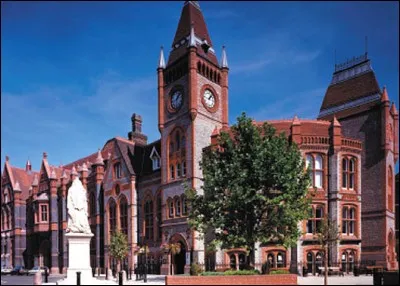 Ville historique (monastère important au Moyen Âge) de 230 000 habitants sur la Tamise, non loin de Londres. Célèbre pour son festival de musique, c'est la ville de :