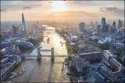 Presque 9 millions d'habitants, ville-monde, capitale du Royaume-Uni, grande place financière, culturelle, touristique, la reine, Big Ben, Tower Bridge, la Tamise, Hyde Park. Question cadeau puisque c'est :